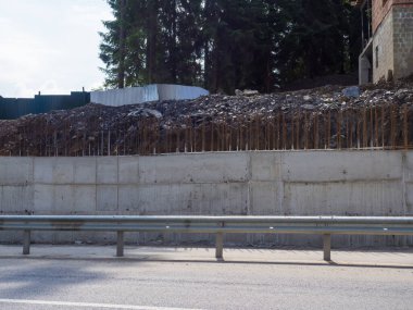 Bir binanın temeli takviye ediliyor