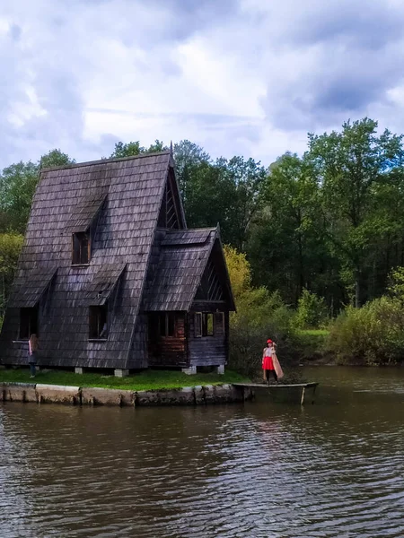 Velha casa de pescador de madeira e cais de madeira no outono. — Fotografia de Stock