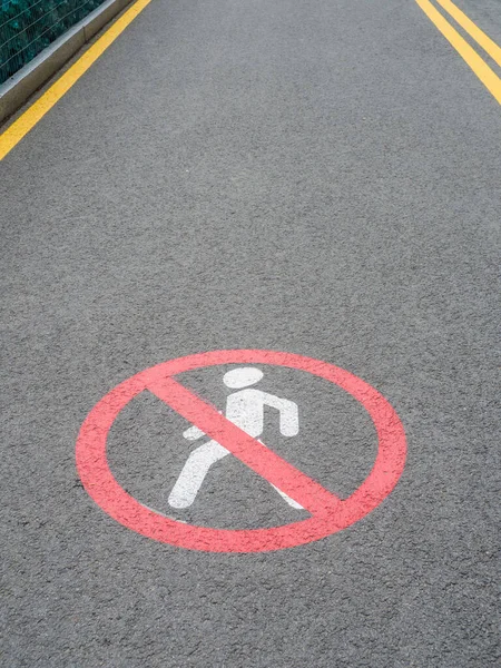Знаки, намальовані на тротуарі — стокове фото