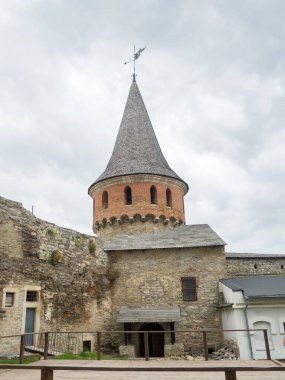 Kamianets Podilsky kalesi Ukrayna 'nın Khmelnytskyi bölgesinde bulutlu bir günde. Rozanka Kulesi, 14. ve 16. yüzyıllar arasında inşa edilen Burgrabska veya Kreslavska Kulesi olarak da bilinir.