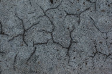 Koyu gri arka planda çatlaklar ve oyuklar