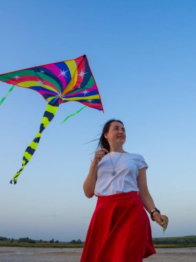 Günbatımında mavi gökyüzüne karşı renkli uçurtma