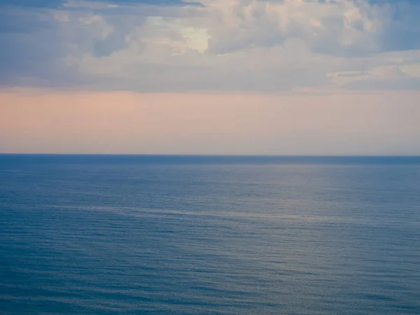 Paisaje con cielo nublado y ondulaciones en el mar — Foto de Stock