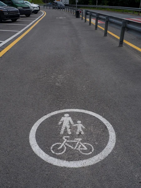 Дорожная разметка для пешеходов и велосипедистов — стоковое фото