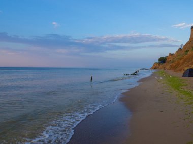 Gün doğumunun güzelliği dalgaları