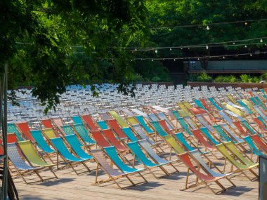  Kamu parkındaki açık hava tiyatrosunda sıra sıra sandalyeler.