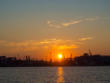 Karadeniz limanı Odesa, Ukrayna Bir sürü vinç, kulübe, kutu ve tankla