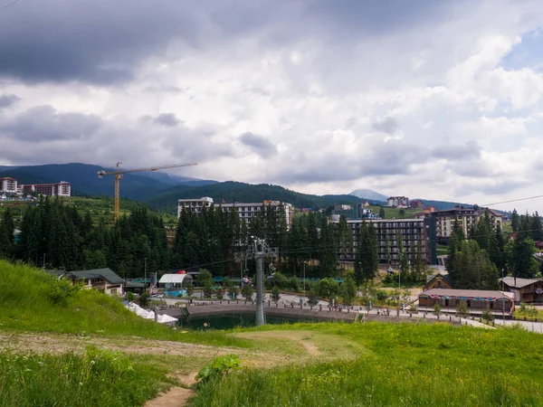 Yazın Bukovel 'deki teleferik.