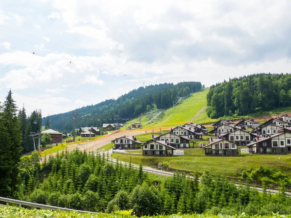 Ukrayna, Bukovel 'de yazlık evleri olan dağ kayak merkezinin yaz manzarası