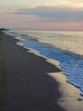 Gün doğumunun güzelliği dalgaları