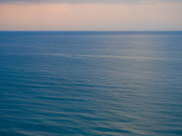 La textura del agua turquesa con ondulaciones — Foto de Stock