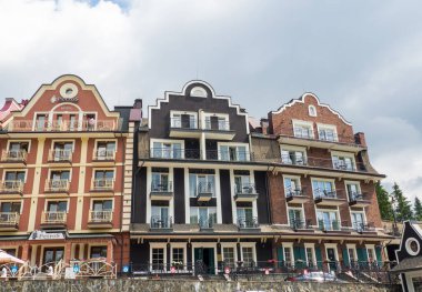 Dağlarda dekoratif elementlerle güzel oteller