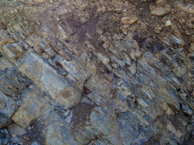 Tortul kayalardaki katmanların ve çatlakların dokusu