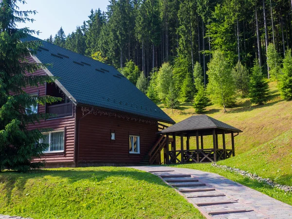 Picturesque wooden house on the background of the Carpathians — Stock Photo, Image