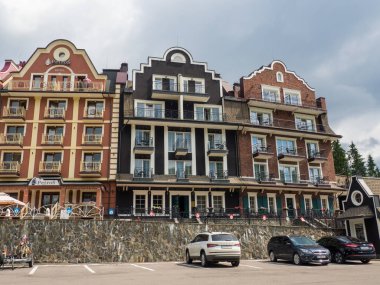 Dağlarda dekoratif elementlerle güzel oteller