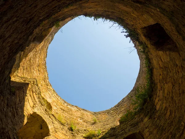 Kulenin kuyusundan mavi gökyüzü manzarası