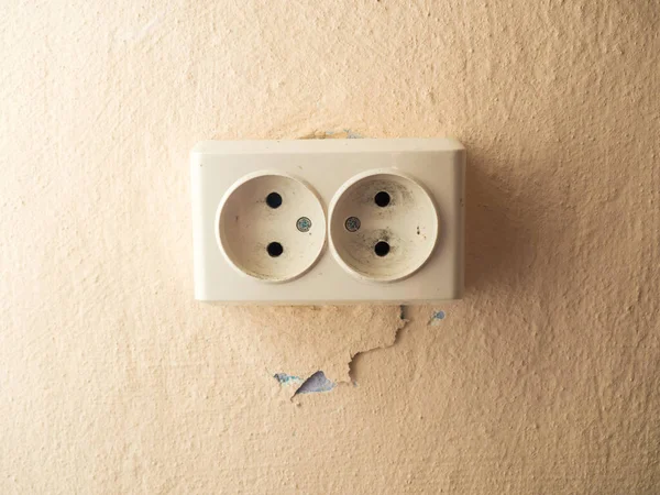 Double socket on the wall with a crack near it — Fotografia de Stock