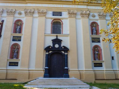 Ukrayna 'nın Volyn bölgesindeki Olyka' da restore edilen eski Katolik kilisesinin manzarası. Mavi gökyüzü arka planına karşı eski meslektaşların barok sakral mimarisi. 