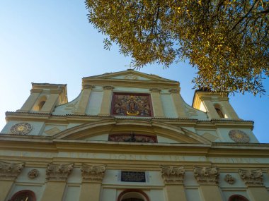 Ukrayna 'nın Volyn bölgesindeki Olyka' da restore edilen eski Katolik kilisesinin manzarası. Mavi gökyüzü arka planına karşı eski meslektaşların barok sakral mimarisi. 