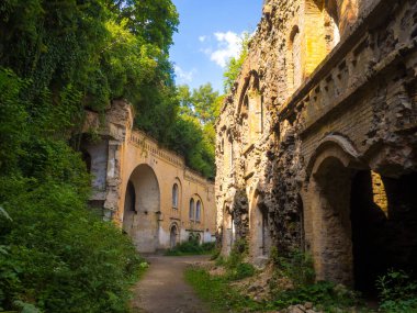 Eski kale kalesinin antik tuğla kalıntıları. Tarakaniv, Ukrayna 'da askeri tarih anıtı. Dubno kalesi, harabe savaş tahkimatı. Dışarda terk edilmiş bir kale, harabe bir kale..