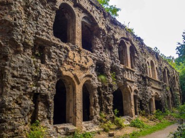 Eski kale kalesinin antik tuğla kalıntıları. Tarakaniv, Ukrayna 'da askeri tarih anıtı. Dubno kalesi, harabe savaş tahkimatı. Dışarda terk edilmiş bir kale, harabe bir kale..