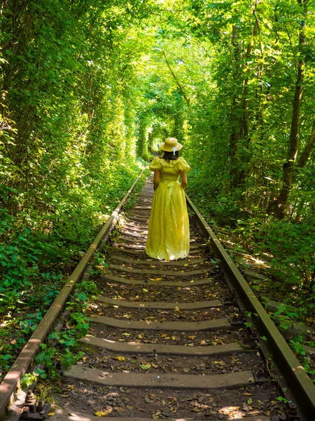 Malownicza Kolej Letnim Lesie Kobieta Żółtej Sukience Słomkowym Kapeluszu Spacerująca — Zdjęcie stockowe