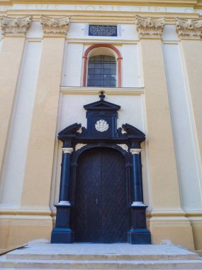 Ukrayna 'nın Volyn bölgesindeki Olyka' da restore edilen eski Katolik kilisesinin manzarası. Mavi gökyüzü arka planına karşı eski meslektaşların barok sakral mimarisi. 