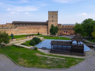 Lubarts Kalesi olarak da bilinen Lutsk Yüksek Şatosu. Ukrayna. Tuğla Kule, Duvarlar ve avlu. Lutsk Kalesi 'nin savunma duvarının bir parçası. Mavi gökyüzüne karşı Styr Kulesi.