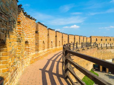 Lutsk Yüksek Şatosu, aynı zamanda Lubarts Kalesi, Ukrayna olarak da bilinir. Tuğla Duvarlar. Mavi gökyüzüne karşı Lutsk Kalesi 'nin savunma duvarının bir parçası. Güçlendirilmiş duvar boyunca geçitler