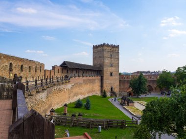 Lutsk, Ukrayna - Ağustos 2021, Lutsk Yüksek Şatosu, Lubarts Kalesi olarak da bilinir. Ukrayna. Tuğla Kule, Duvarlar ve avlu. Lutsk Kalesi 'nin savunma duvarının bir parçası. Mavi gökyüzüne karşı Styr Kulesi.