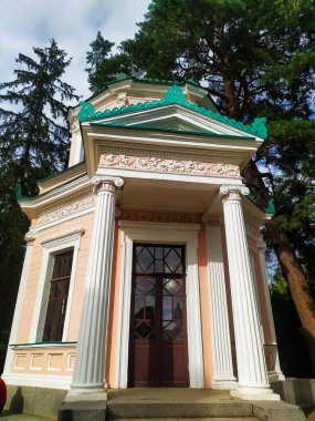 Ulusal dendroloji parkında Circe Adası 'ndaki Pembe Pavyon güneşli yaz gününde Sofiyivka, Uman, Ukrayna.