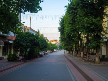 Lutsk, Ukaine 'in ana yaya sokağı. Lesya Ukrayna sokağı, şehrin orta kesiminde sabah erken saatlerde..