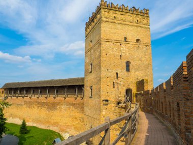 Lubarts Kalesi olarak da bilinen Lutsk Yüksek Şatosu. Ukrayna. Tuğla Kule ve Duvarlar. Lutsk Kalesi 'nin savunma duvarının bir parçası. Mavi gökyüzüne karşı Styr Kulesi.