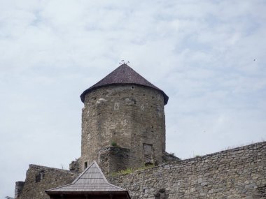 Kamianets Podilskyi kalesi Ukrayna 'nın Khmelnytskyi bölgesinde bulutlu bir günde. Karmeliuks Kulesi, Julian Kulesi olarak da bilinen Papalık Kulesi, 15. ve 16. yüzyıllarda inşa edilmiştir.