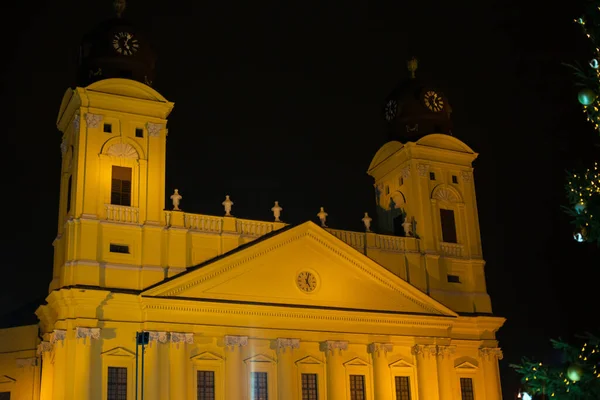 ハンガリーのデブレツェン ハンガリーのプロテスタント大聖堂 宗教改革ナギムテンプル クリスマスの夜にコスツ広場に — ストック写真