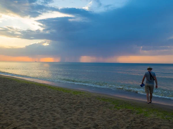 Man Straw Hat Going Waves Sea Sunrise Relaxing Unforgettable Vacation — kuvapankkivalokuva