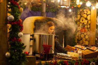 Debrecen, Macaristan - Aralık 2021: Eski Kossuth Meydanı 'ndaki tarihi Macar kenti ve geceleri yürüyen insanlar. Debrecen 'in güzel şehir merkezi ve pazar için ahşap kulübeler