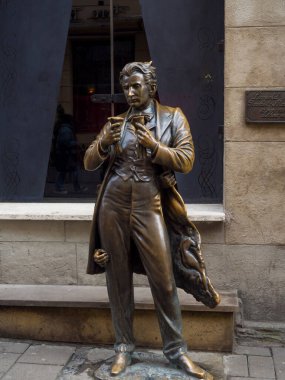 Lviv, Ukrayna - Ocak 2021: Leopold von Sacher-Masoch heykeli, Lviv 'de bir kafenin önünde. Heykel skandalı Avusturyalı yazar ve gazeteci, mazoşizm terimi onun isminden türemiştir..