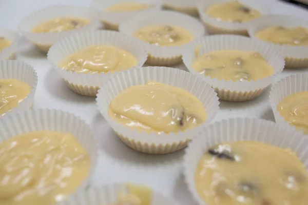 Paper Cases Filled Muffin Dough Ready Baking Making Muffins Raisins — Fotografia de Stock