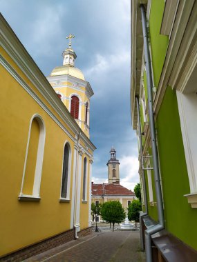Ukrayna 'nın Ternopil bölgesindeki Berezhany Meydanı' ndaki belediye binası. Bulutlu koyu mavi gökyüzüne karşı paslı çatısı olan eski bir ev..