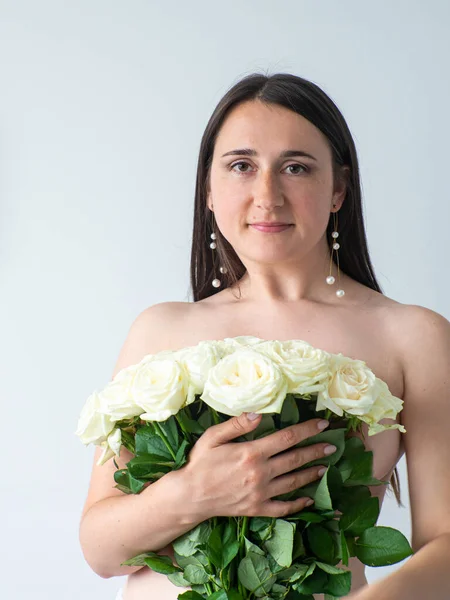 Naked Woman Covering Her Body Large Bouquet Roses Smiling Half — Stockfoto