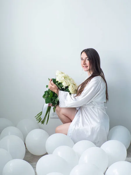Woman White Clothes Holding Flowers White Balloons Woman Lot White — Stockfoto
