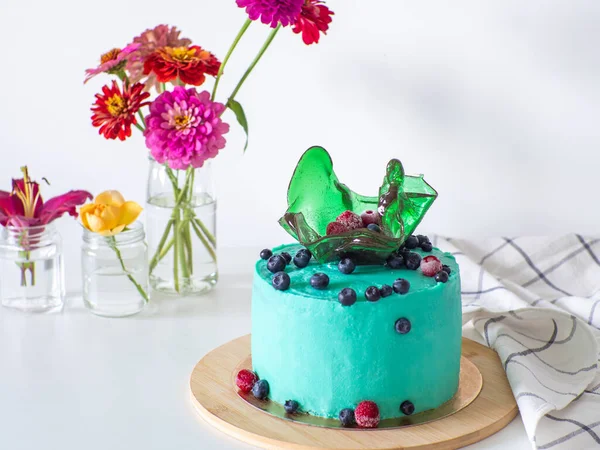 Green Blueberry Cake Caramel Vase White Background Birthday Cake Cream — Stockfoto