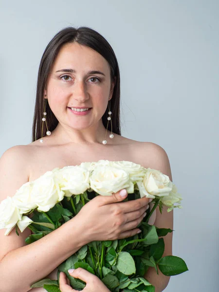 Naked Woman Covering Her Body Large Bouquet Roses Smiling Half — Stockfoto