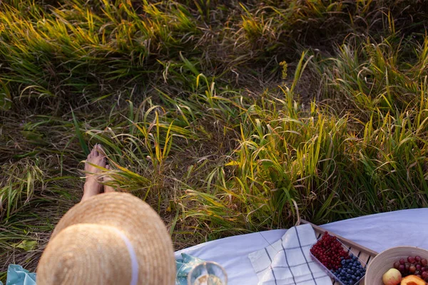 剪下的女性腿在草地上的照片 夕阳西下 暑假或周末在城市公园野餐的概念 空间为您的文字 有选择的重点 — 图库照片