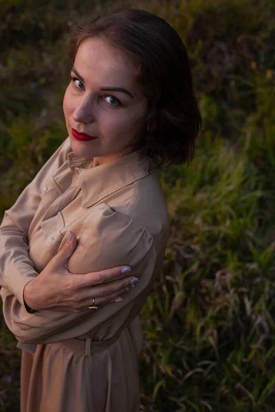 Retrato Bela Menina Sorridente Jovem Vestido Marrom Longo Com Fundo — Fotografia de Stock