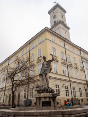 Lviv, Ukrayna - Ocak 2021: Lviv Belediye Binası, Ratusha olarak da bilinir. Old Town 'daki Pazar Meydanı' nda. Lviv 'in Ukrayna' daki tarihi bölümü. Amphitrite figürlü çeşme..