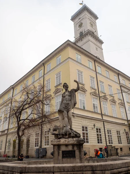 Lviv, Ukrayna - Ocak 2021: Lviv Belediye Binası, Ratusha olarak da bilinir. Old Town 'daki Pazar Meydanı' nda. Lviv 'in Ukrayna' daki tarihi bölümü. Amphitrite figürlü çeşme..