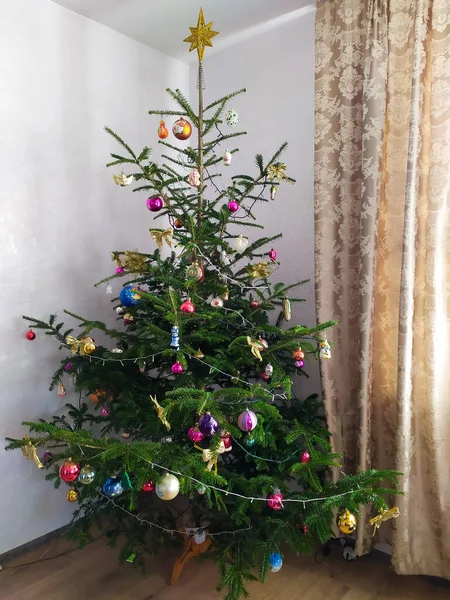 Evde Çok Renkli Oyuncaklarla Süslenmiş Noel Ağacı Mutlu Noeller Mutlu — Stok fotoğraf