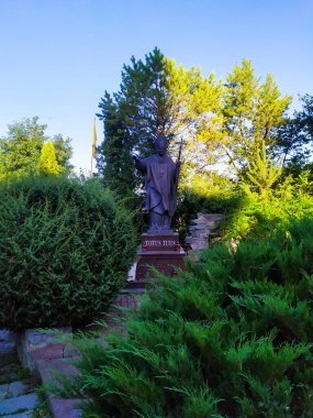 Kamianets Podilskyi, Ukrayna - Ağustos 2020: Kamianets Podilskyi şehrinin tarihi bölümünde Aziz Peter ve Paul katedralinin yanında John Paul II 'nin heykeli. Bahçedeki Papa Anıtı.